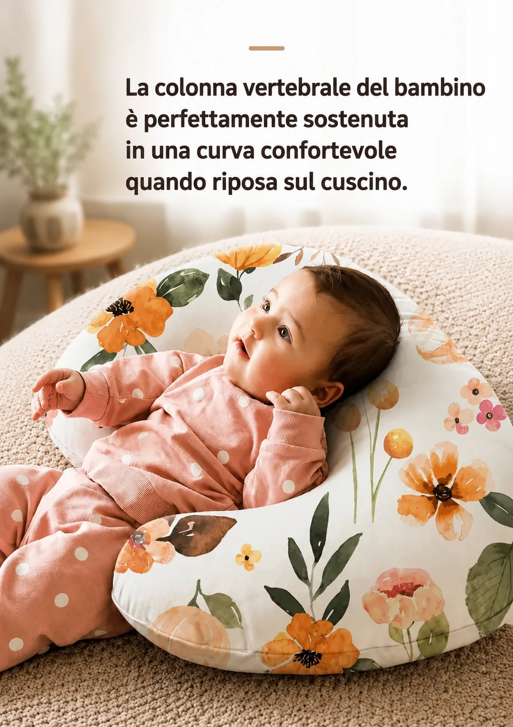 Un neonato disteso sulla schiena nella curva del cuscino allattamento a fantasia floreale